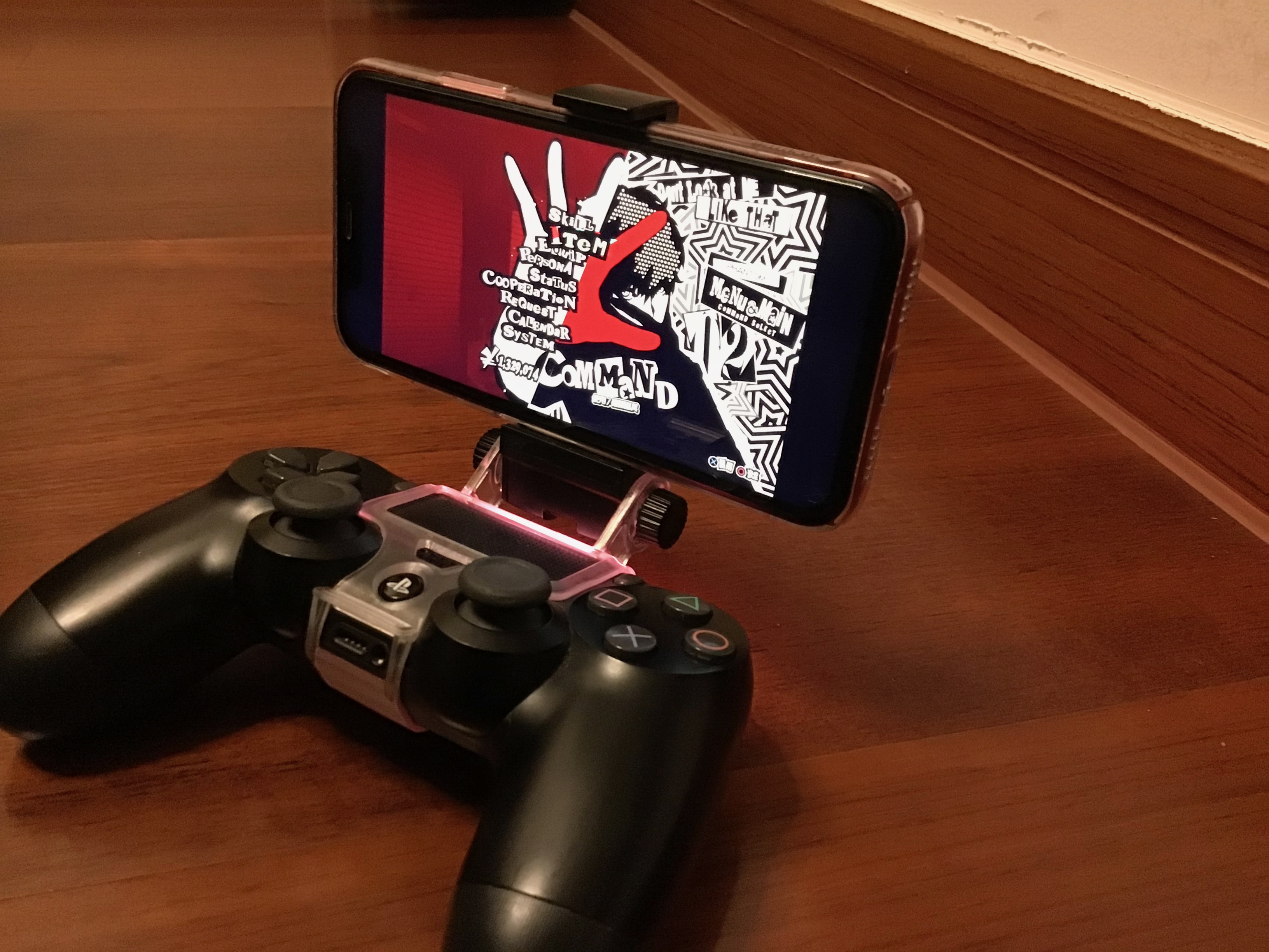 使用 DualShock 4 手柄和 iPhone XR 游玩《女神异闻录 5》，比用 PS Vita 还舒服。